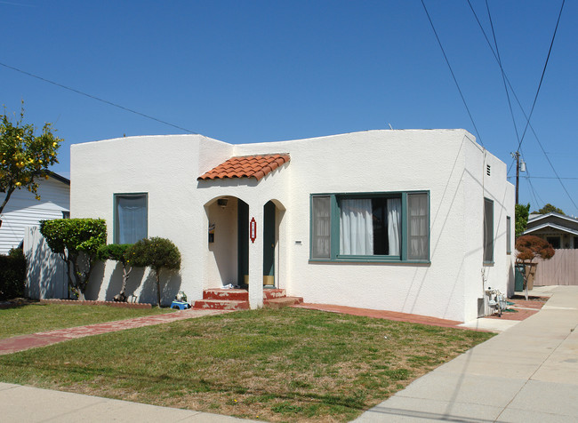 206 S Pacific Ave in Ventura, CA - Foto de edificio - Building Photo