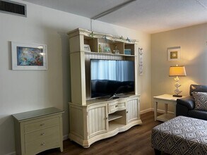 340 Base Ave E in Venice, FL - Building Photo - Building Photo