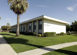 North Park Apartments in Bakersfield, CA - Foto de edificio - Building Photo