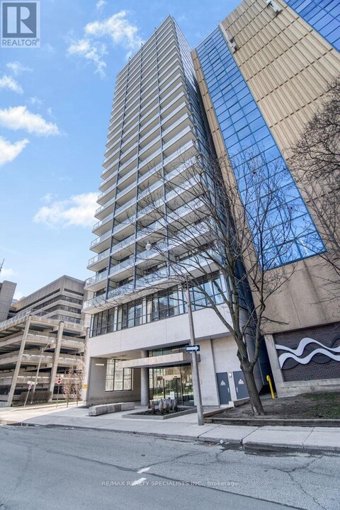 210-210 Simcoe St in Toronto, ON - Building Photo