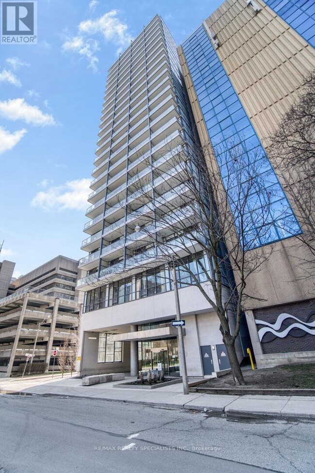 210-210 Simcoe St