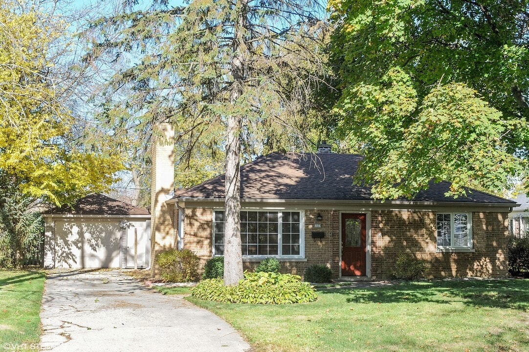 824 E Rockland Rd in Libertyville, IL - Building Photo