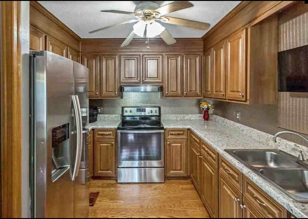 100 Pear Tree Cir in Hopkins, SC - Building Photo