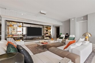 17749 Collins Ave, Unit 902 in Sunny Isles Beach, FL - Foto de edificio - Building Photo