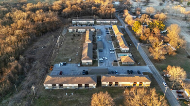 Baycrest Apartments in Grove, OK - Building Photo - Building Photo