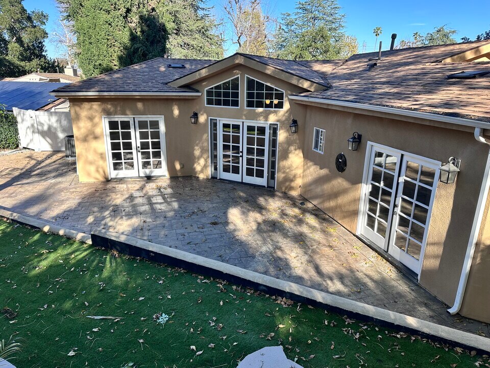 5371 Topeka Dr in Tarzana, CA - Foto de edificio