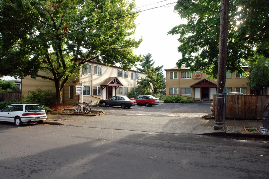 3132-3212 SE 9th Ave in Portland, OR - Building Photo