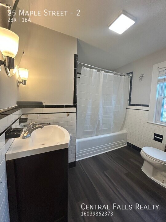 25 Maple St in Rochester, NH - Building Photo