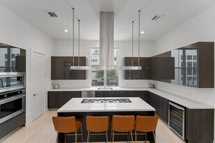 5854 E Post Oak Ln in Houston, TX - Building Photo