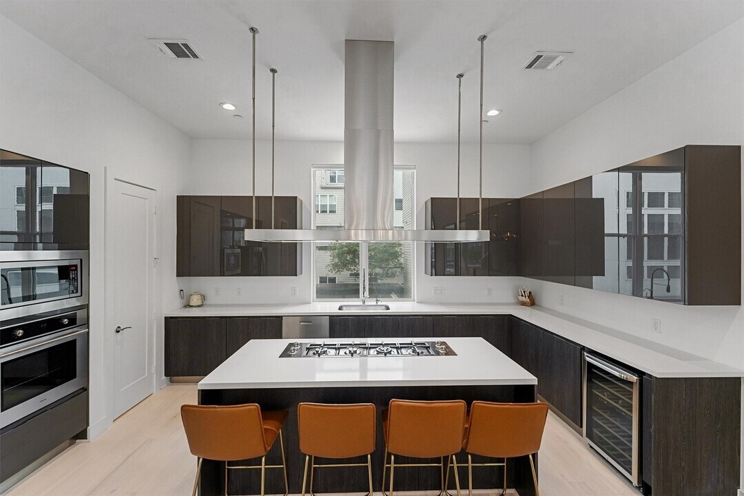 5854 E Post Oak Ln in Houston, TX - Building Photo