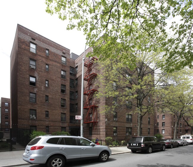 Richelieu Gardens in Jackson Heights, NY - Foto de edificio - Building Photo