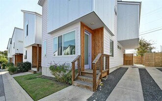 801 N Bluff Dr in Austin, TX - Building Photo