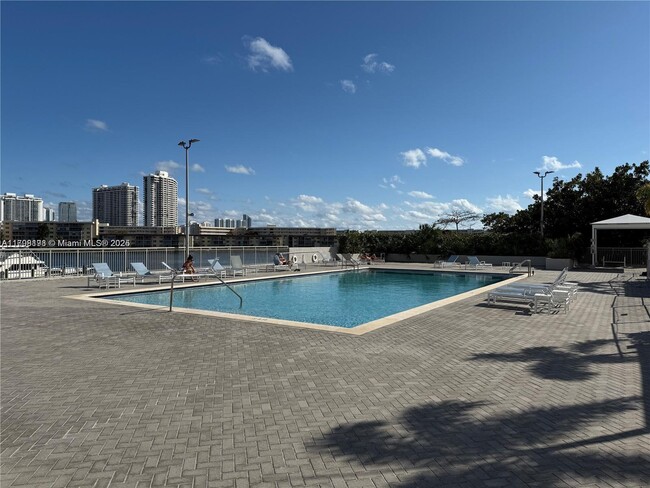 18061 Biscayne Blvd in Aventura, FL - Building Photo - Building Photo