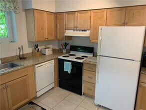 26 W Narragansett Ave-Unit -7 in Newport, RI - Building Photo - Building Photo