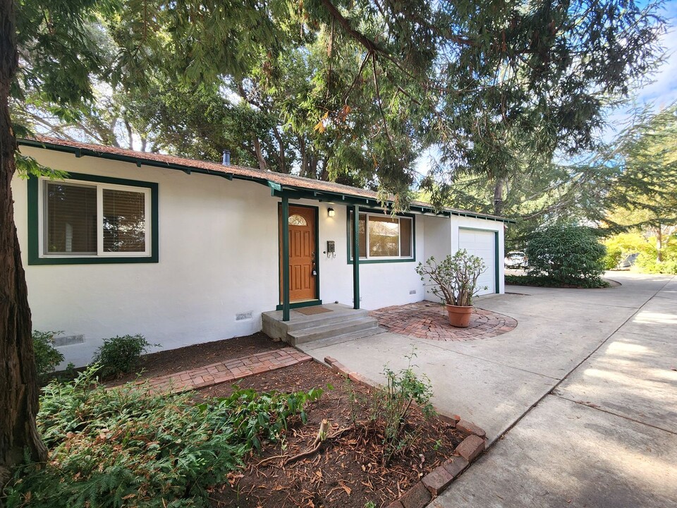 969 Addison Ave in Palo Alto, CA - Building Photo