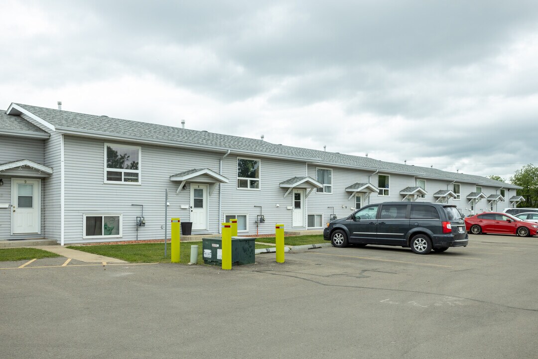 5408 Taylor Dr in Red Deer, AB - Building Photo