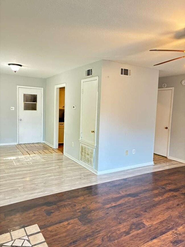 560 Woodland Hills Pl in Jackson, MS - Building Photo - Building Photo