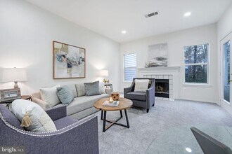 4405 Sedgehurst Dr in Fairfax, VA - Foto de edificio - Building Photo