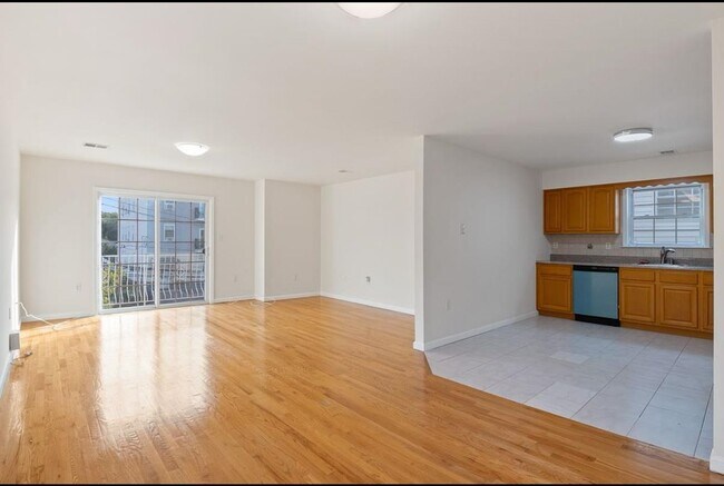 31-33-33 Chester Ave in Newark, NJ - Building Photo - Building Photo