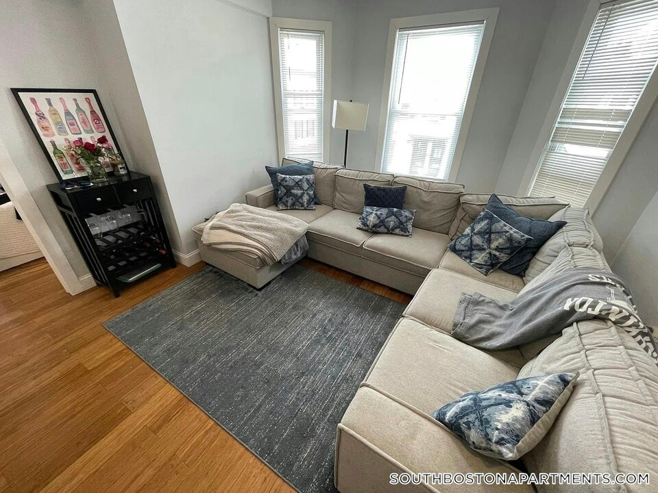 695 E 7th St in Boston, MA - Building Photo