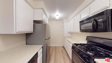 15215 Magnolia Blvd in Los Angeles, CA - Building Photo - Building Photo