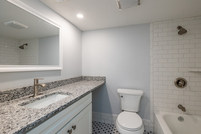 Grotto Apartments in Kansas City, MO - Building Photo - Interior Photo