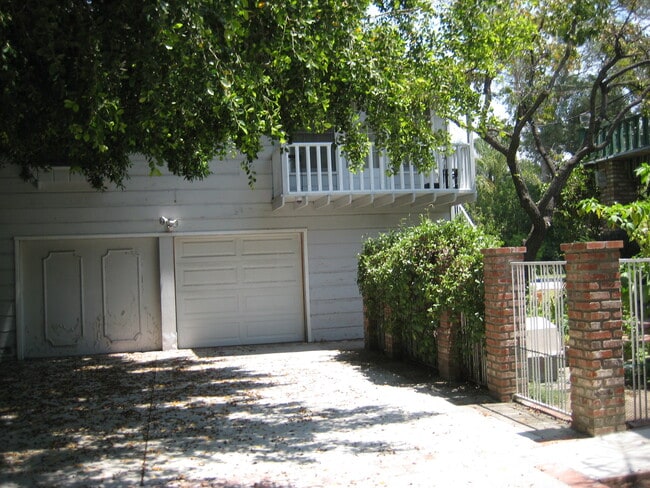 5516 Vanalden Ave