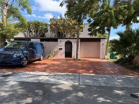 7216 Jacaranda Ln in Miami Lakes, FL - Building Photo