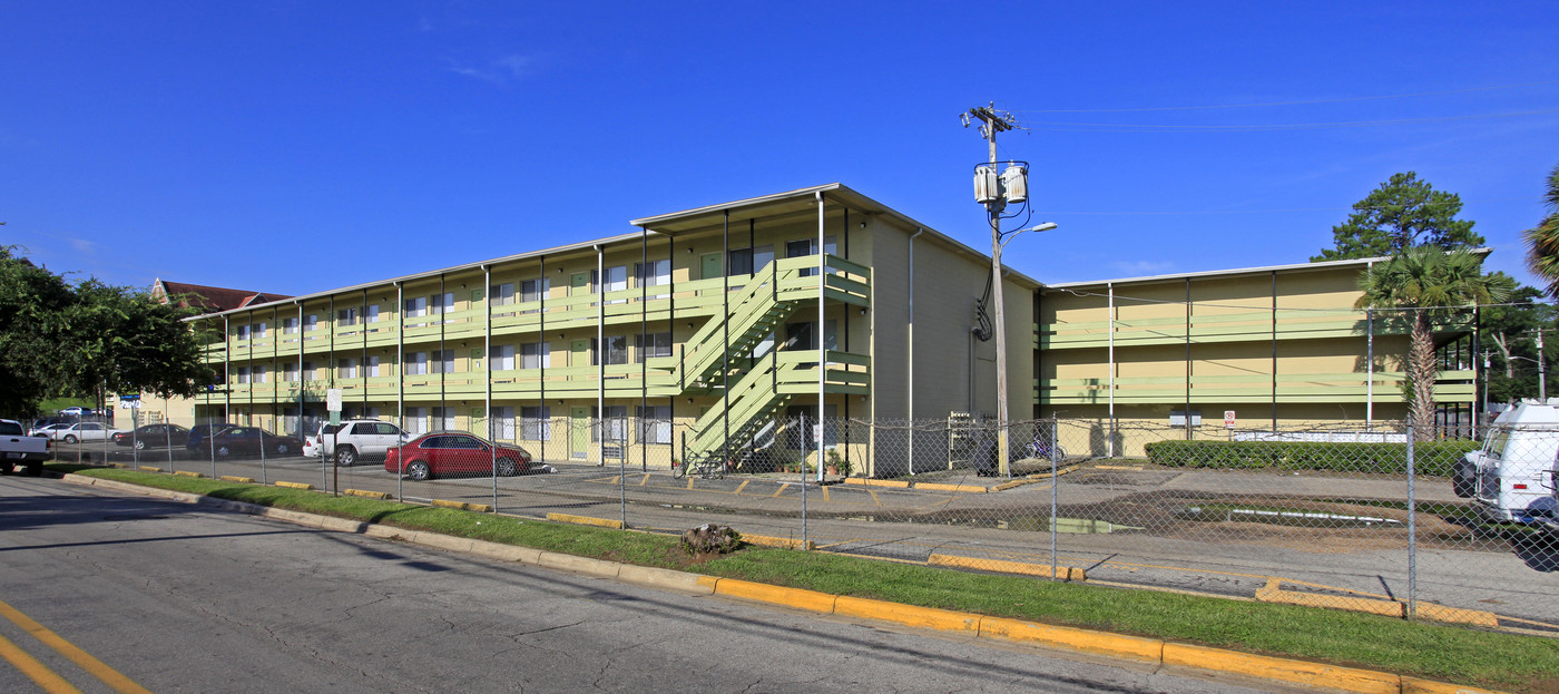 Carolina Square Apartments in Tallahassee, FL - Building Photo