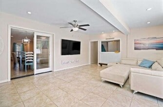 2366 17th Ave SW in Largo, FL - Foto de edificio - Building Photo