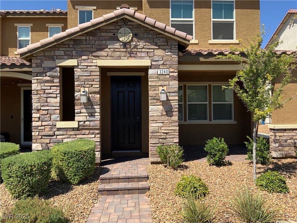 3240 Avernus Ave in Henderson, NV - Building Photo