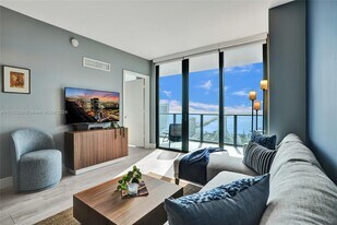 121 NE 34th St in Miami, FL - Building Photo