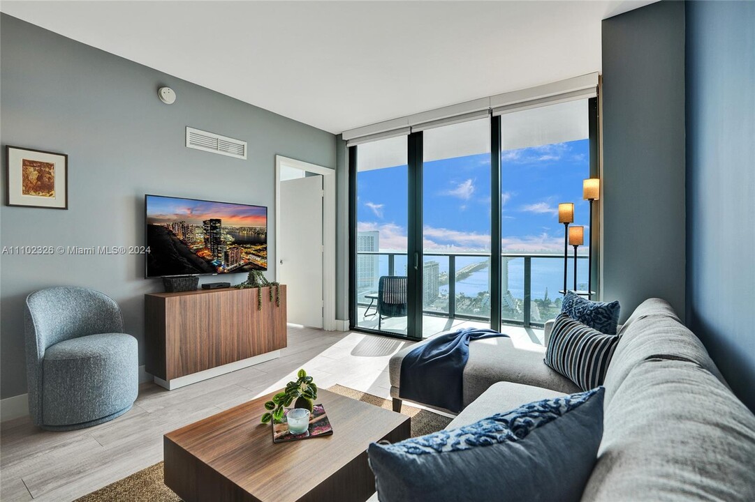 121 NE 34th St in Miami, FL - Building Photo