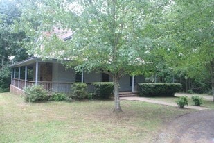 107 Shannon Dr in Laceys Spring, AL - Building Photo