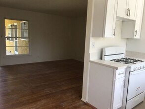 1700 W Victory Blvd in Burbank, CA - Building Photo - Building Photo