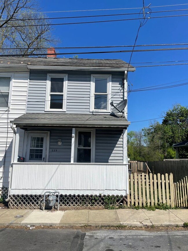225 Mary St