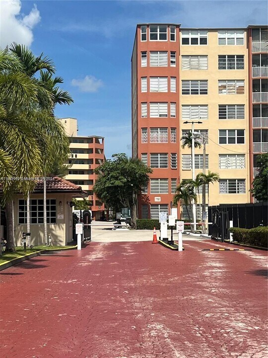 1780 NE 191st St in Miami, FL - Building Photo