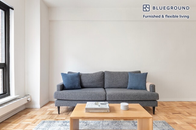 300 E 51st St in New York, NY - Building Photo - Building Photo