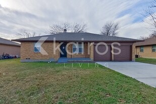 738 Willowood Ln in Lancaster, TX - Building Photo