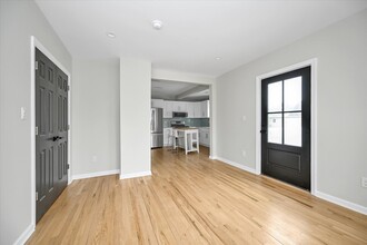 28 Marion St-Unit -#2 in Hempstead, NY - Building Photo - Building Photo