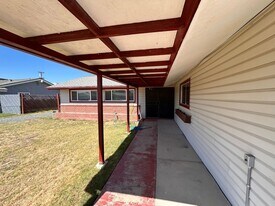 25 Linda Ln in Lemoore, CA - Building Photo