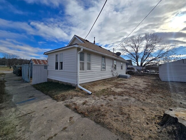 property at 406 W 16th St