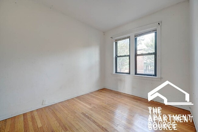 2921 W McLean Ave, Unit 2E in Chicago, IL - Foto de edificio - Building Photo