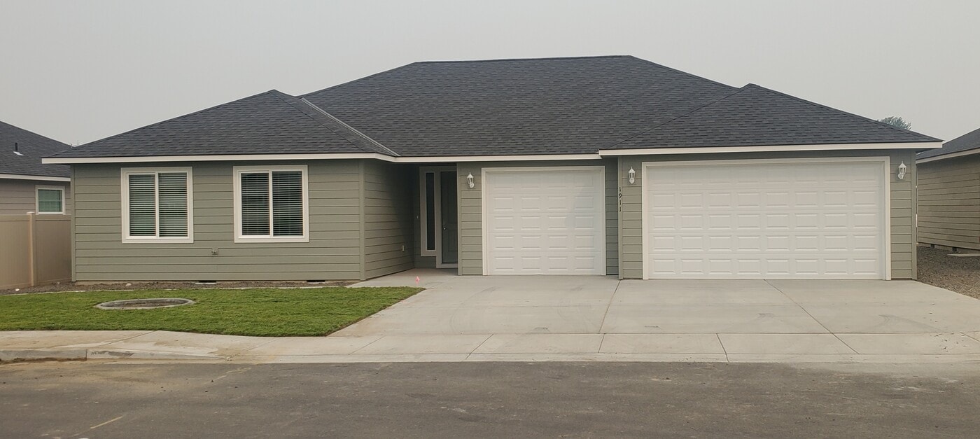 1911 S 61st Ave in Yakima, WA - Building Photo