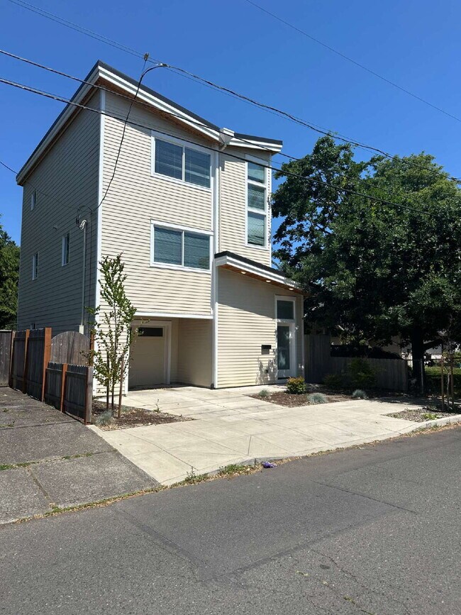 8825 N Swenson St in Portland, OR - Building Photo - Building Photo