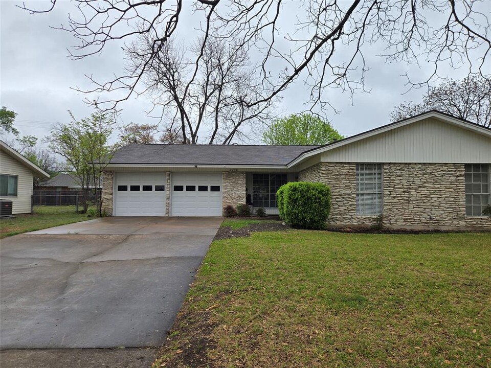 2008 Wooten Dr in Austin, TX - Building Photo
