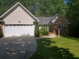 111 Chestnut Ln in Hendersonville, NC - Building Photo