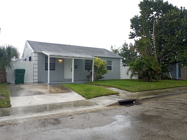 522 W 3rd St in Riviera Beach, FL - Building Photo - Building Photo