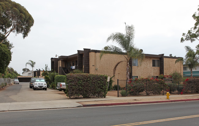 945 Chestnut Ave in Carlsbad, CA - Building Photo - Building Photo