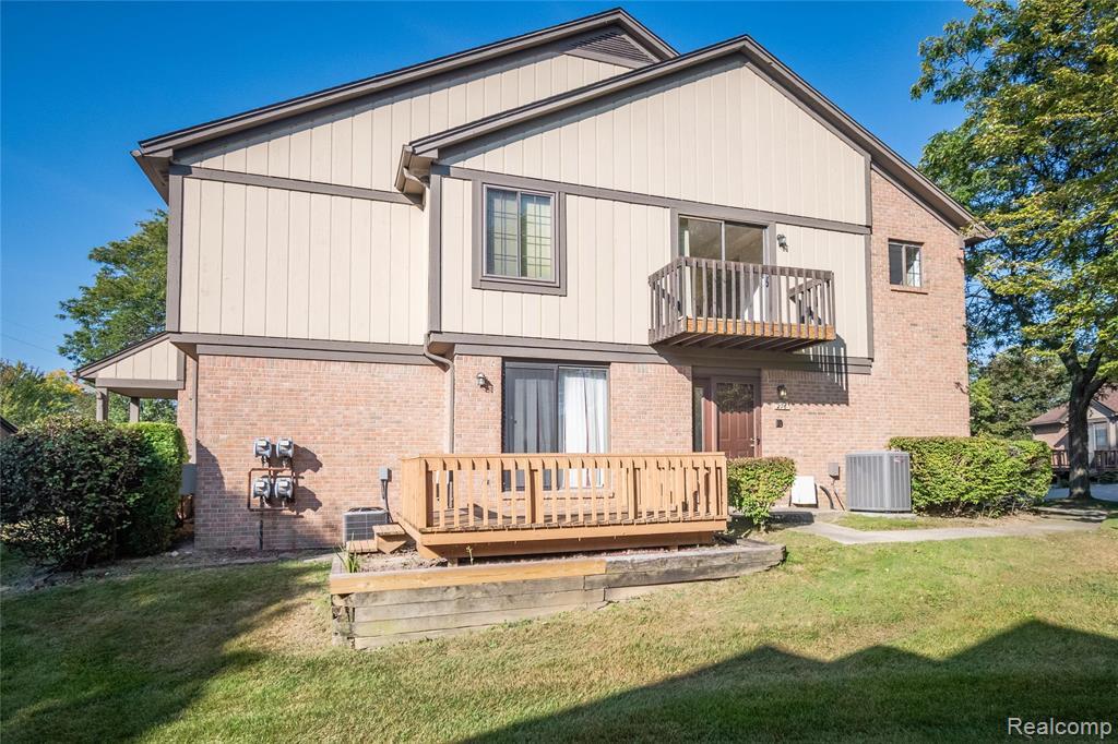 276 Meadow Bridge Dr in Rochester Hills, MI - Building Photo